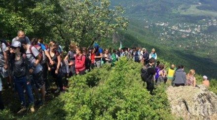 1000 души изкачват копитото памет боян петров