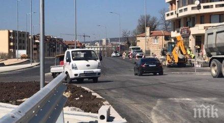 странно тръби кабели наклонили ново кръстовище варна