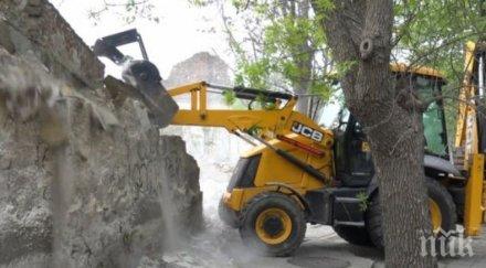 багер събори опасната ограда военното поделение хасково