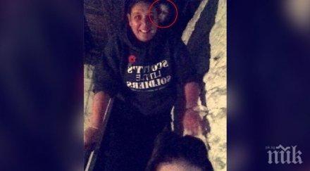 шокираща снимка момичета направиха селфи стар храм без подозират гърба вратата дявола надниква