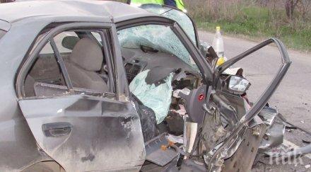 годишен хлапак заби колата луксозен мерцедес мъж бере душа