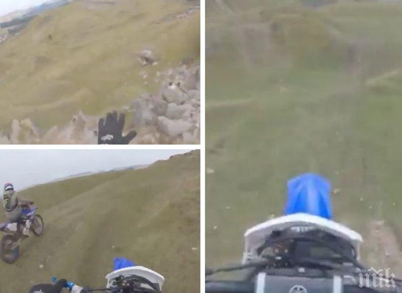 ЧУДО: Британски мотоциклетист падна от 15-метрова скала и оцеля (ВИДЕО)