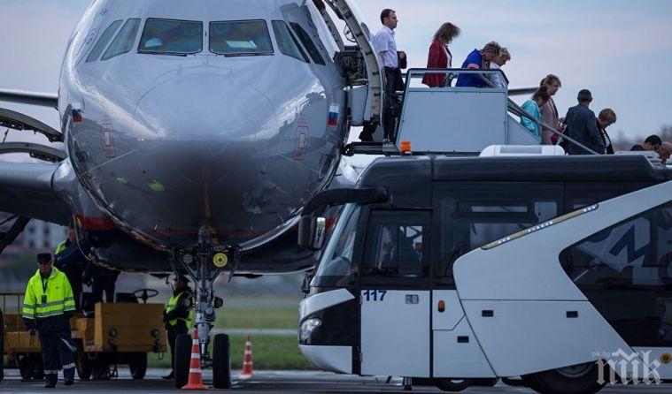 ТРАГЕДИЯ: Жена издъхна, слизайки от самолет