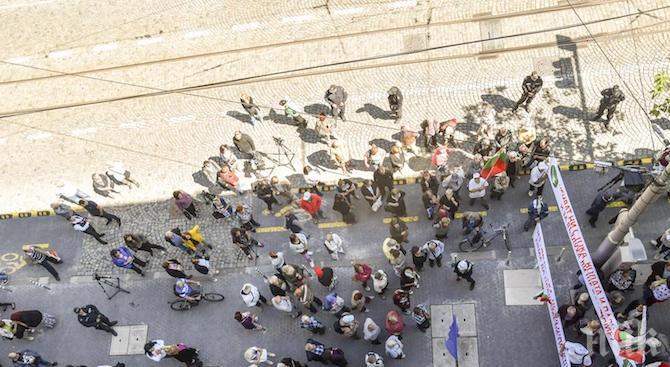 Протестират пред КЕВР срещу скока на тока