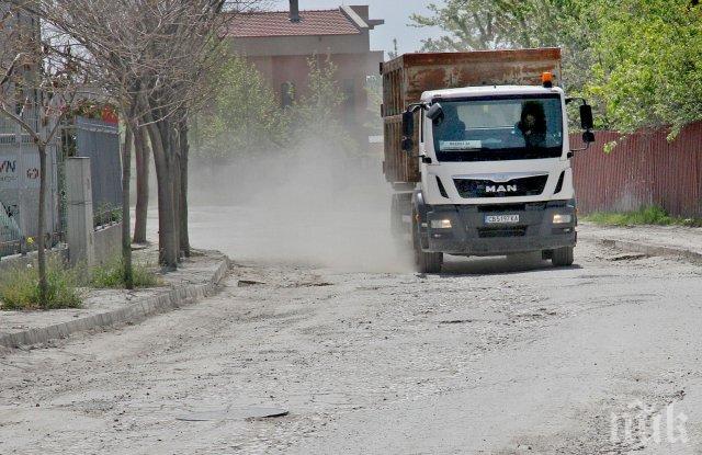 Бизнесът губи милиони в дупките край Рогошко (СНИМКИ)