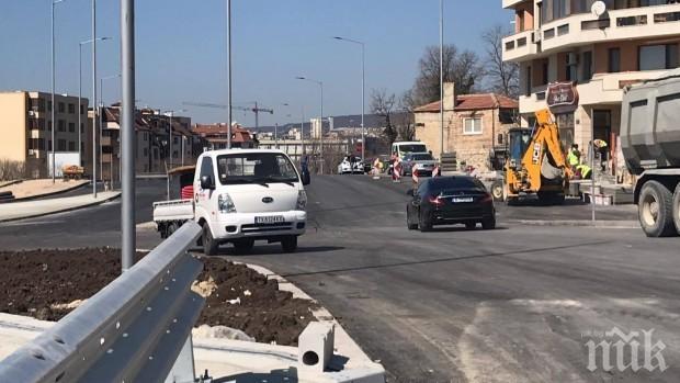 СТРАННО: Тръби и кабели наклонили ново кръстовище във Варна