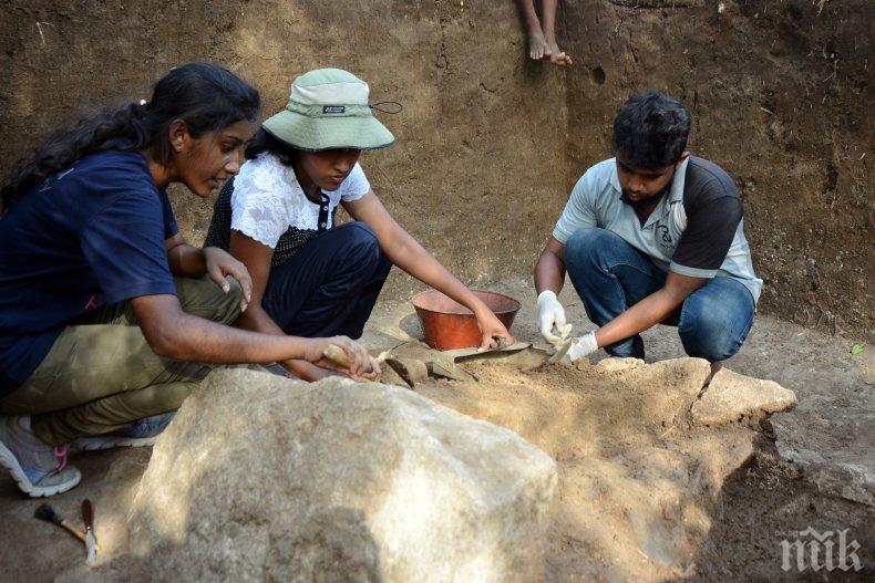Първото масово погребение на жертвите от атентатите бе извършено в Шри Ланка