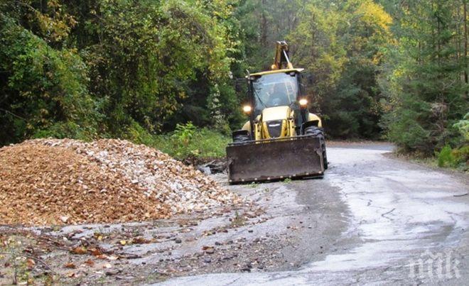 Започна аварийното укрепване на пътя за Рилския манастир