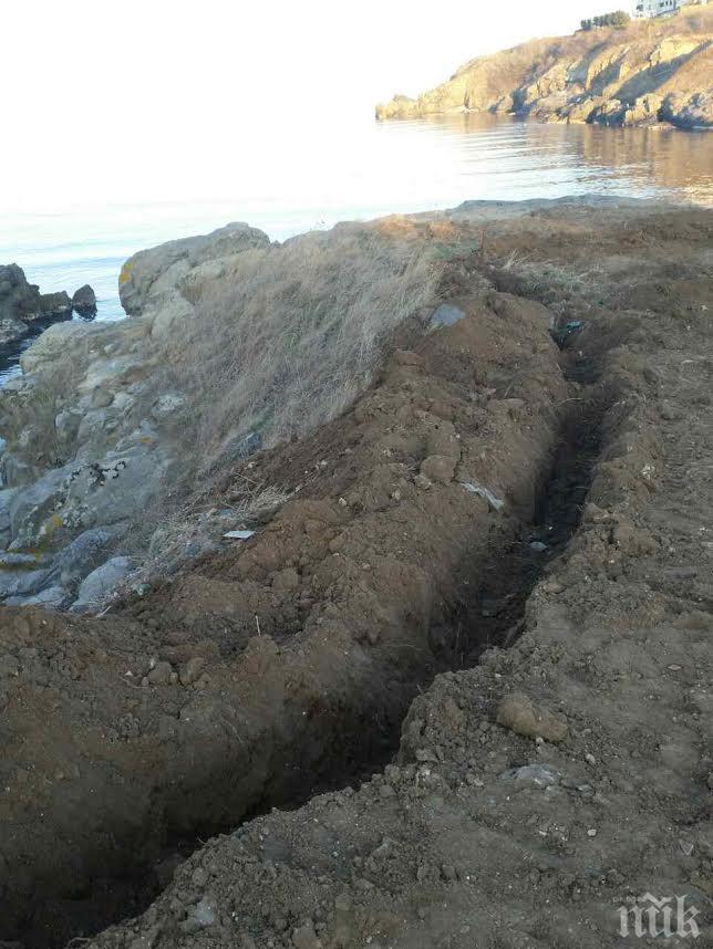 Плажът на Райския залив затворен с бетонни стени, подават сигнали за незаконно строителство