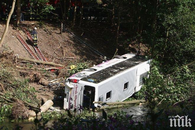Автобус се срина в боливийска пропаст, 25 души са мъртви