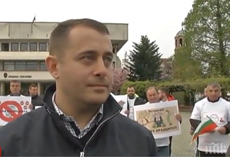 Служители на фирми за дърводобив в Севлиево на протест! Кметът знае за проблемите, но нехае 