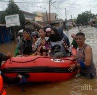 Десет загинали и четирима пострадали при наводнения в Индонезия