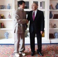 Президентът на Казахстан се срещна с Джеки Чан