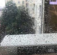ИЗВЪНРЕДНО В ПИК TV: Страшна буря в София - улиците са под вода, на места пада и градушка (СНИМКИ)