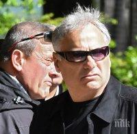 БАРОВЕЦ: Бащата на Бербатов гъзарее със скъпи италиански очила