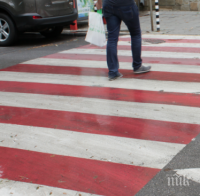 Младеж помете връстник на пешеходна пътека