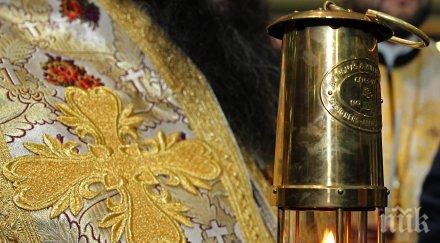 благодатният огън йерусалим загоря синодалната палата