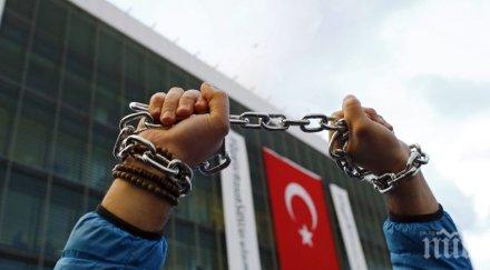 обвинен шпионаж оае самоуби турски затвор