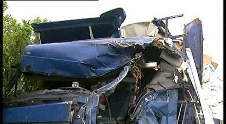 последните минути два тира удариха мост