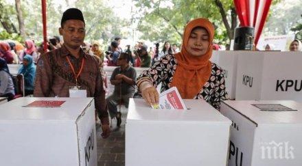 300 души изборната администрация индонезия починали преумора