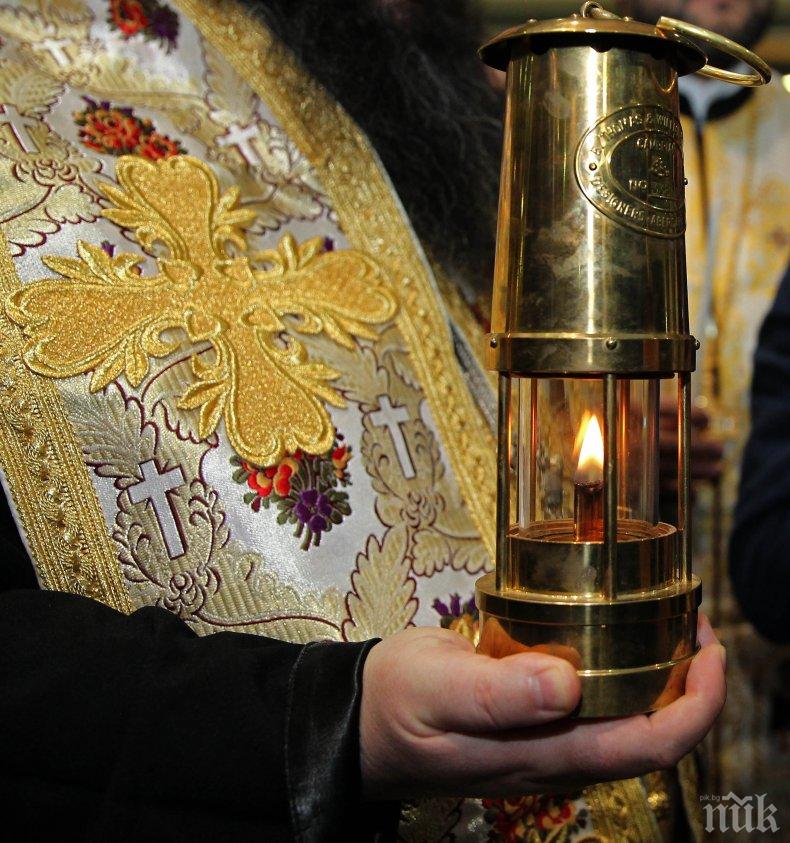 Благодатният огън от Йерусалим загоря в Синодалната палата