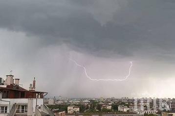 ЗАРАДИ БУРЯТА: Квартали в София стоят часове без ток