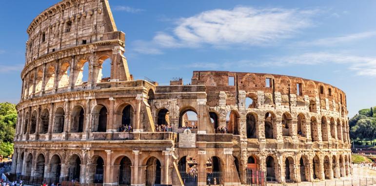 Наша ученичка като Джизъса - разписа се върху Колизеума