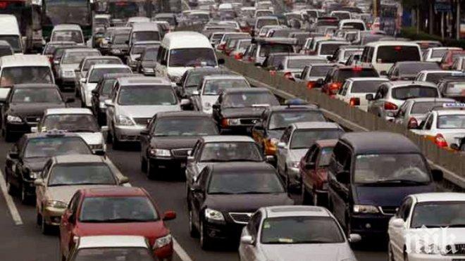 Километрични задръствания по пътищата в страната заради трите почивни дни