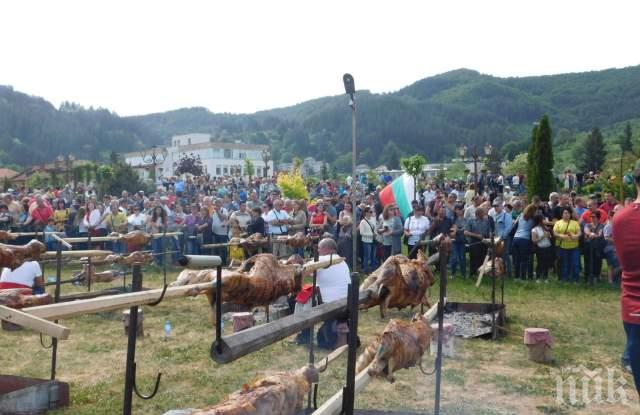 Въртят стотици чевермета на Гергьовден в Златоград