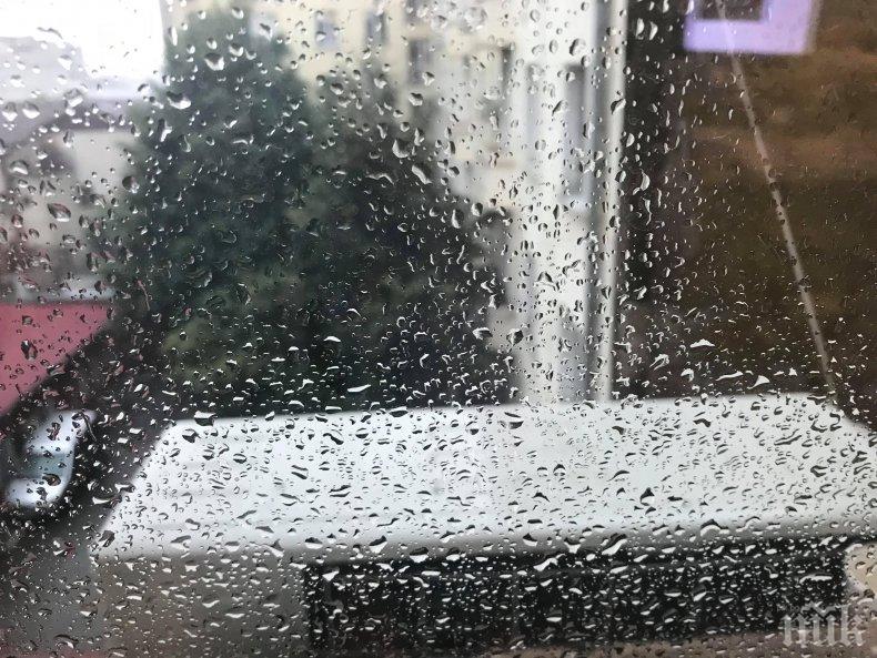 ИЗВЪНРЕДНО В ПИК TV: Страшна буря в София - улиците са под вода, на места пада и градушка (СНИМКИ)