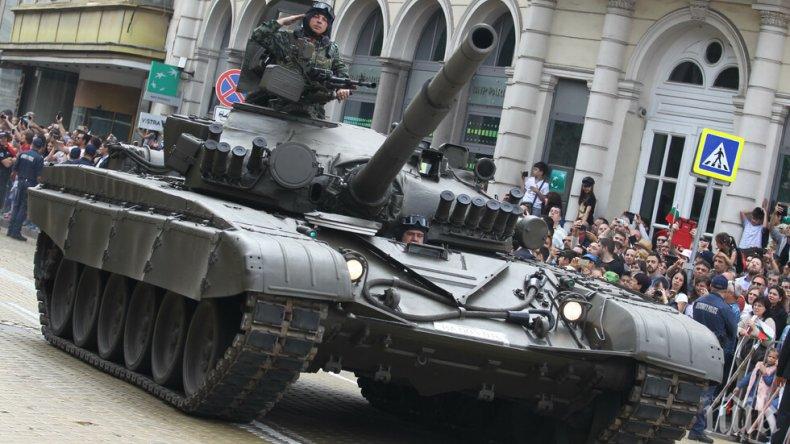 Военни машини ще пътуват към София заради парада на 6-ти май