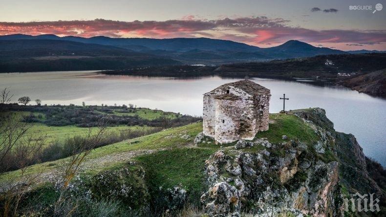 Чудесата, които стават в средновековен параклис край Радомир