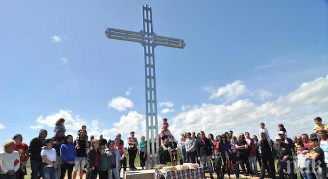 Осветиха 8-метров кръст над хасковското село Книжовник