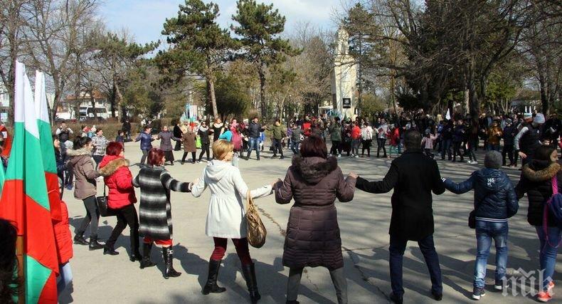 Празнично: Голямо българско хоро в Брюксел по повод Великден