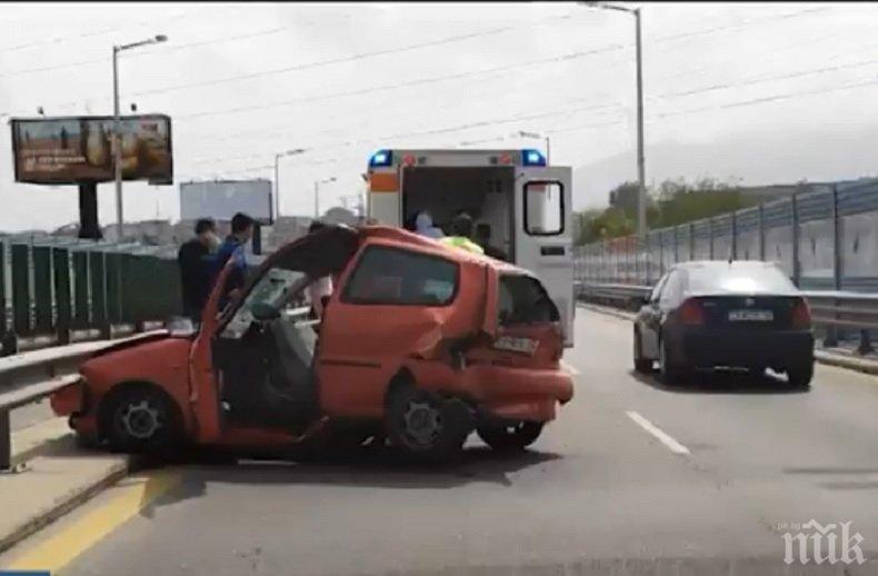 ТЕЖКО МЕЛЕ: Две коли се удариха на бул. Брюксел в София, има ранен