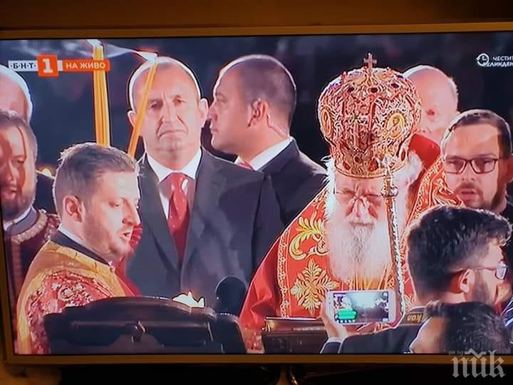 СМУТ В НЕВСКИ: Охраната на президента избутва Симеон, за да хванат в общ кадър Радев и Неофит