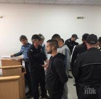 Ето ги циганина Исус и аверите му, потрошили патрулка в Куклен и удряли полицаи (СНИМКИ)