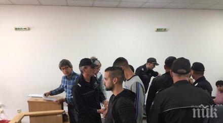 мелето куклен трима цигани остават решетките