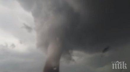 страшно торнадо изви румъния пострадали видео
