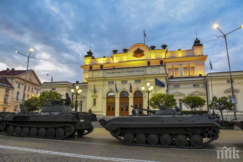 ГОРЕЩО В ПИК: Военните в трескава подготовка за парада на 6 май (СНИМКИ)