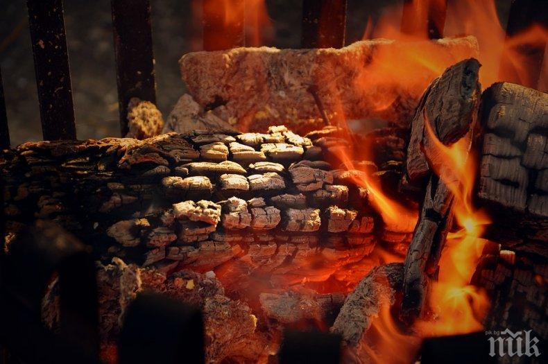 ИЗВЪНРЕДНО ОТ БУРГАС: Отцепиха центъра, гори столът на МВР