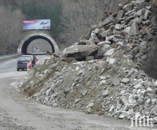 ОПАСНО: Камъните в Кресненското дефиле падат 