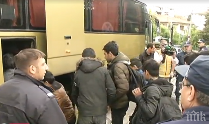 Екстрадират мигрантите, заловени край Горна Оряховица. Били болни от краста! 