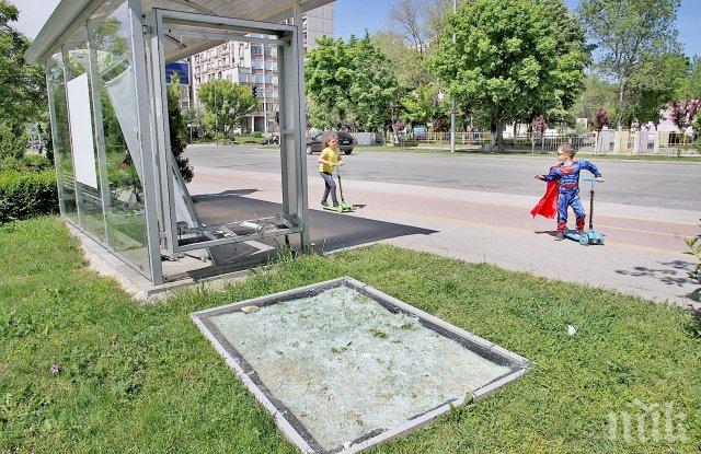 Вандали потрошиха десетки спирки в Пловдив