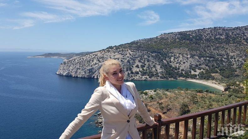 ГОРЕЩО В ПИК: Ева Веселинова откри летния сезон - секси блондинката се разхвърля по бански на Тасос (СНИМКИ)