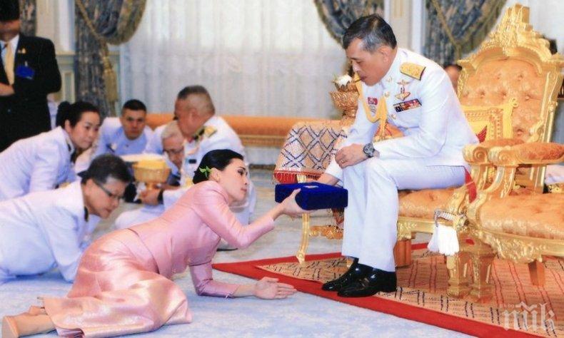 Кралят на Тайланд се ожени за шефката на охраната си