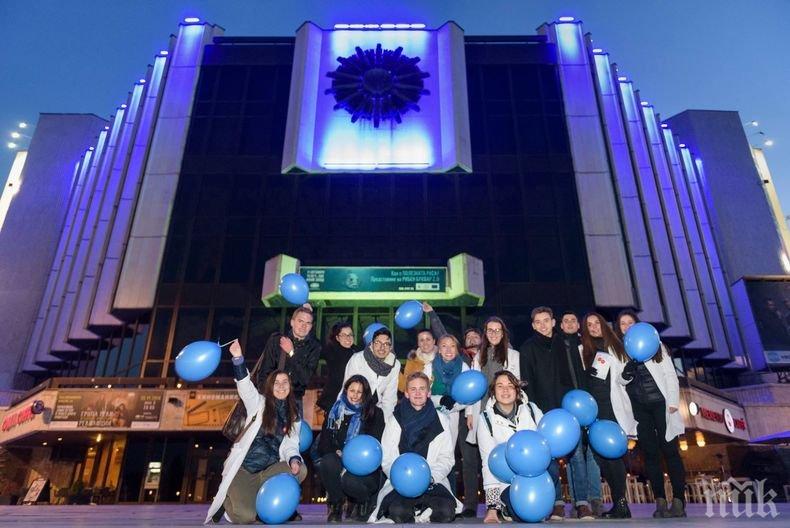 Осветяват НДК в синьо в подкрепа на болните от Бехтерев