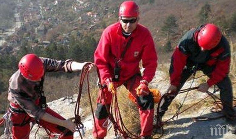 АКЦИЯ: Спасиха горски служител, пропаднал в пещера 