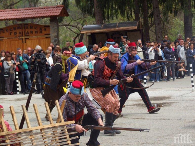 ПАМЕТ: 80 души пресъздадоха  отбраната на Троянския манастир 