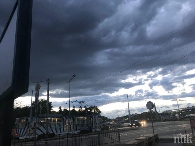 ЧЕРНИ ОБЛАЦИ: Пролетна буря надвисна над София (СНИМКИ)